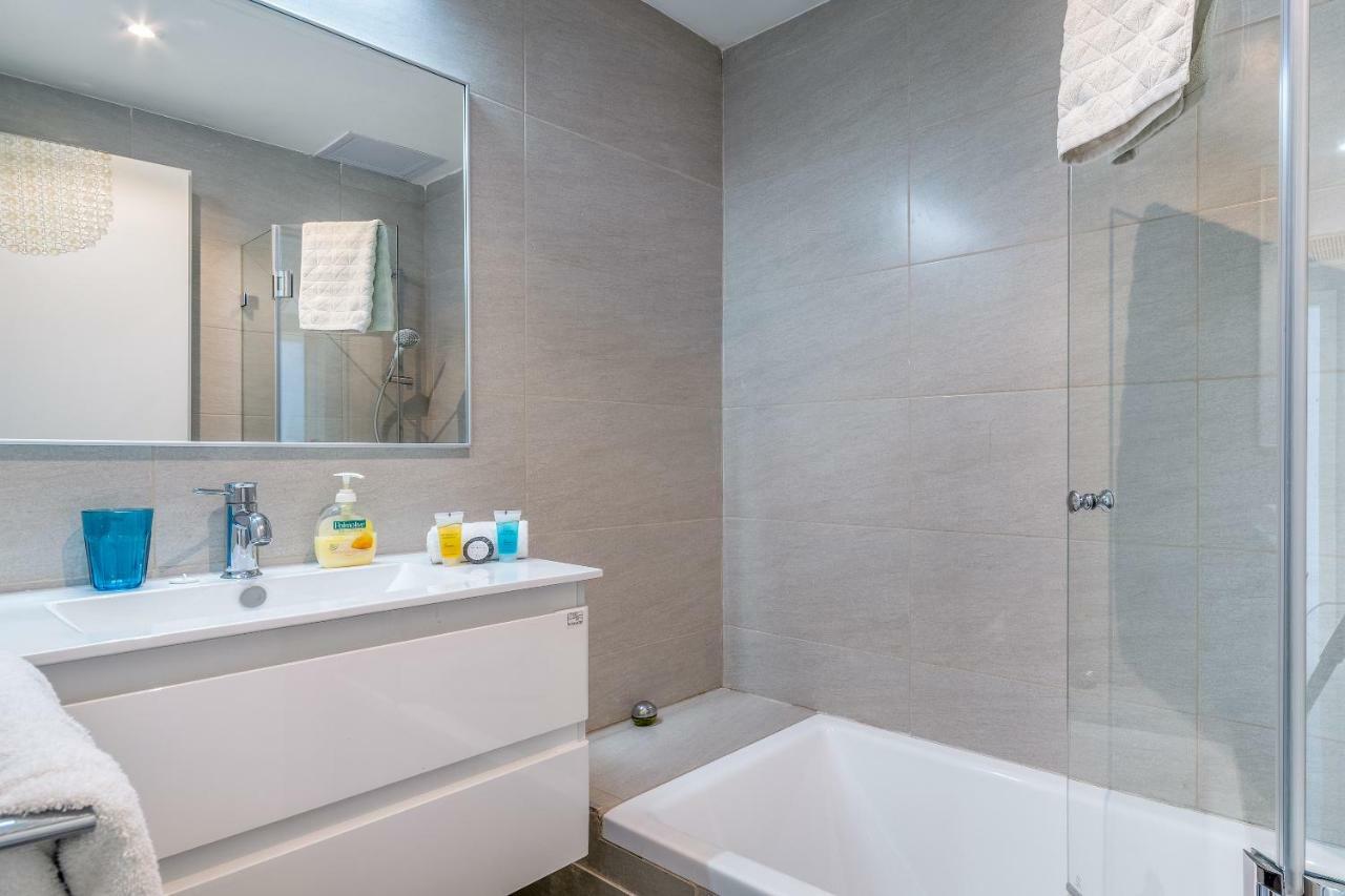 Beautiful Sunny 3 Bedrooms In Font Of The Beach Tel Aviv Eksteriør bilde