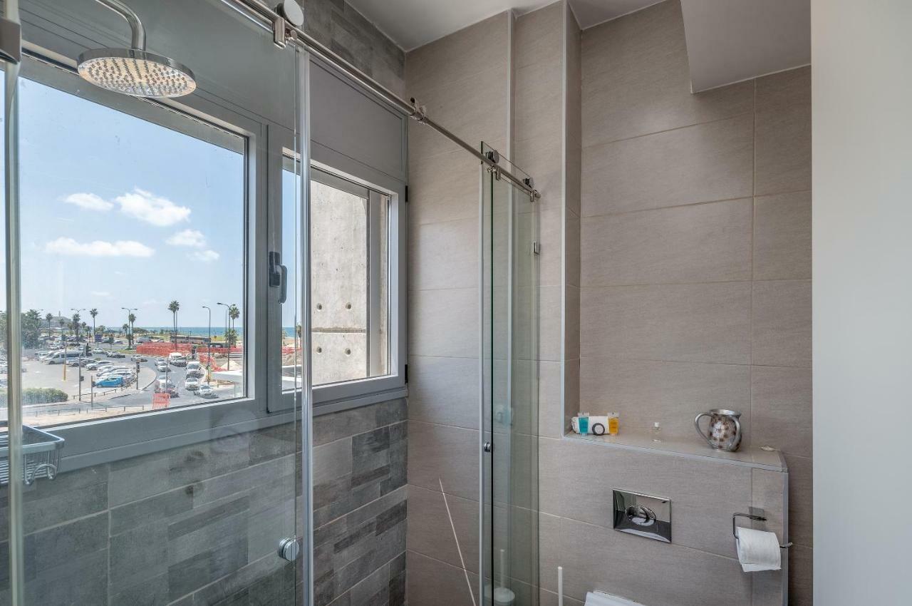Beautiful Sunny 3 Bedrooms In Font Of The Beach Tel Aviv Eksteriør bilde