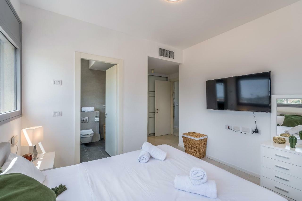 Beautiful Sunny 3 Bedrooms In Font Of The Beach Tel Aviv Eksteriør bilde