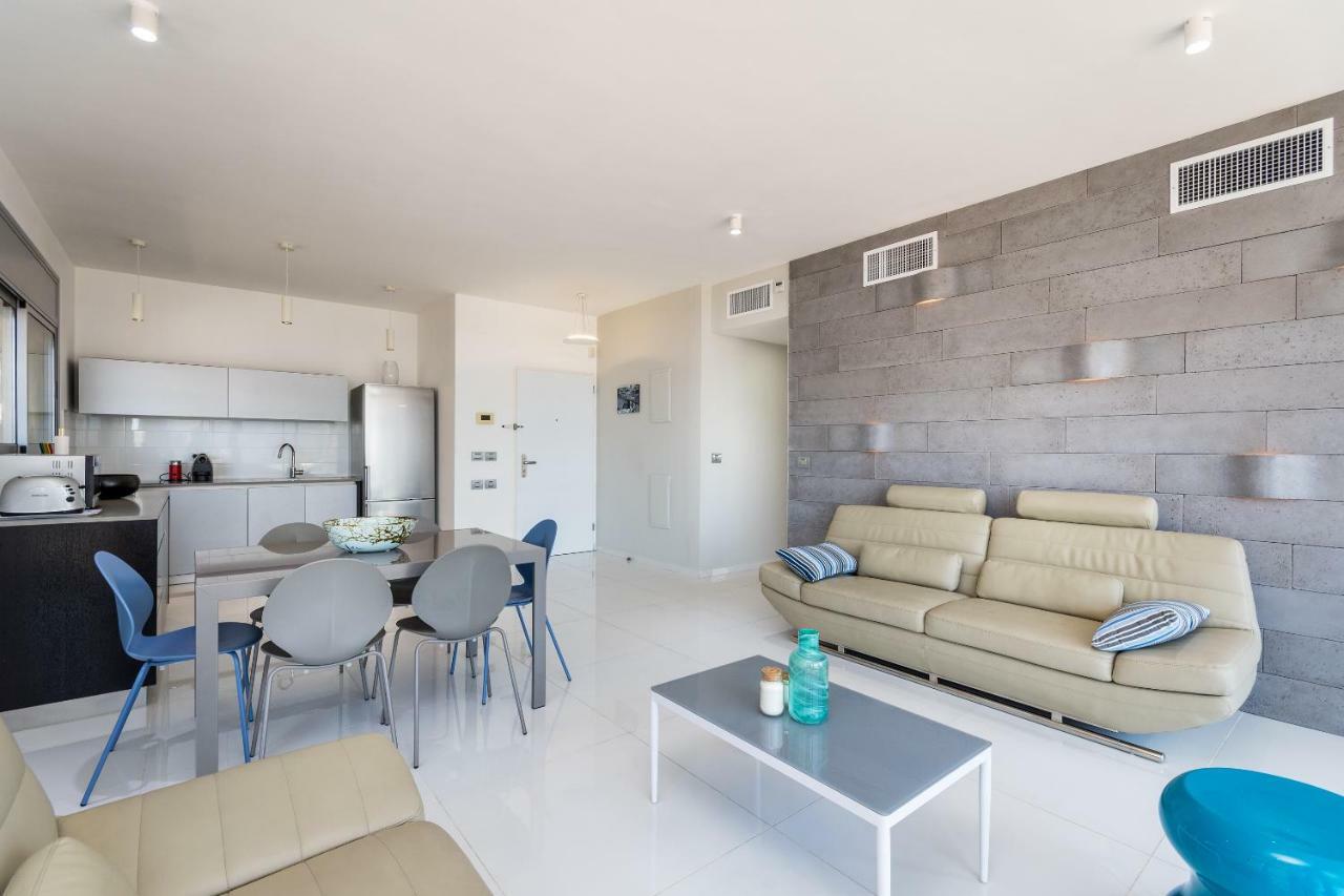 Beautiful Sunny 3 Bedrooms In Font Of The Beach Tel Aviv Eksteriør bilde