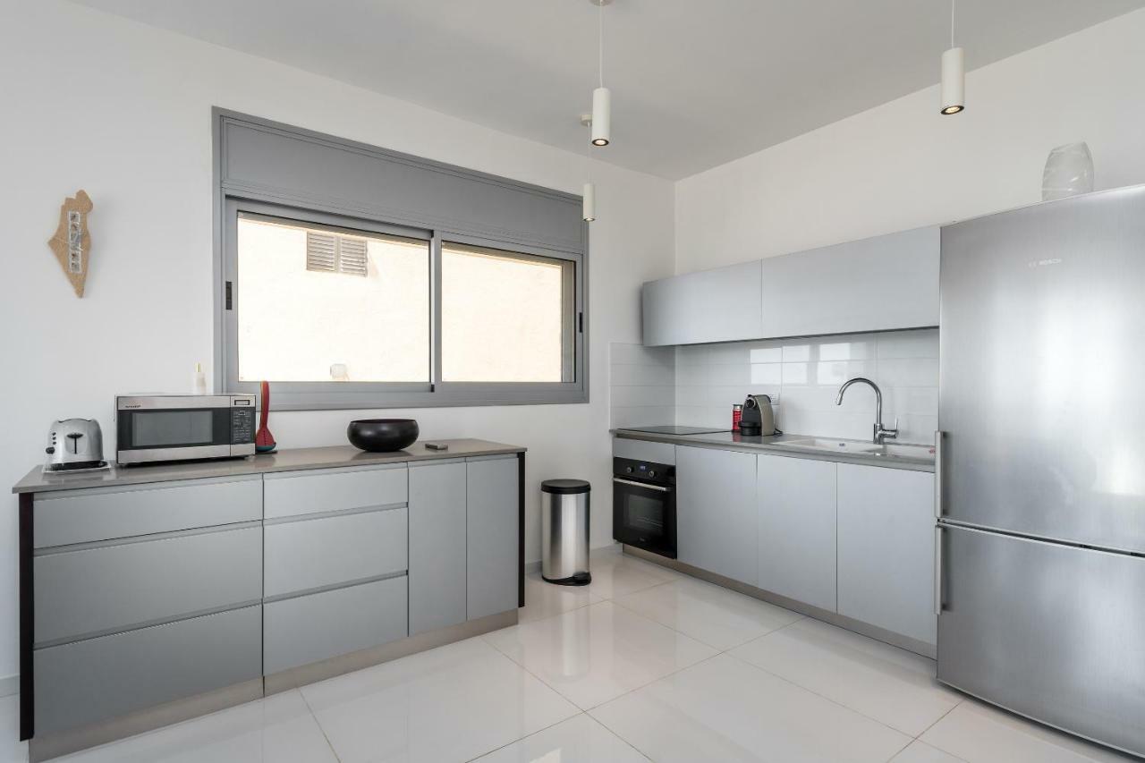 Beautiful Sunny 3 Bedrooms In Font Of The Beach Tel Aviv Eksteriør bilde