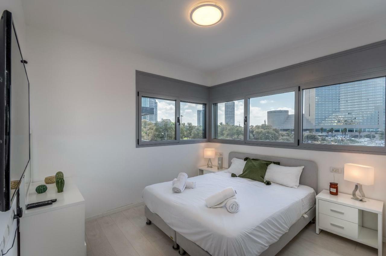 Beautiful Sunny 3 Bedrooms In Font Of The Beach Tel Aviv Eksteriør bilde