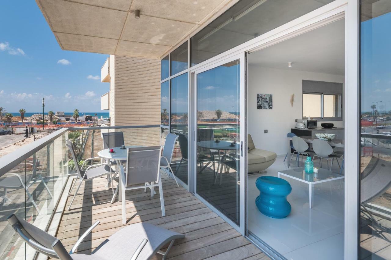 Beautiful Sunny 3 Bedrooms In Font Of The Beach Tel Aviv Eksteriør bilde